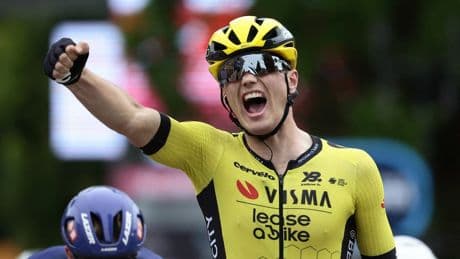 Kooij verslaat Van Uden in lastige sprint en pakt zege in twaalfde Giro-etappe