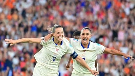 Fußball-EM 2025: Frankreich gewinnt Gruppe D, England feiert klaren Sieg gegen Wales