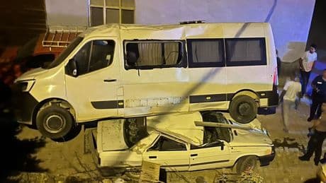 İnanılmaz kaza! Otomobilin üzerine minibüs düştü!