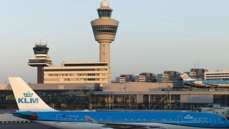 Oud-werknemer (58) Defensie opgepakt op Schiphol om corruptie