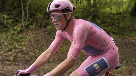 LIVE Giro d’Italia: Olav Kooij moet lossen op Monte Urano; Gijs Leemreize nog in kopgroep