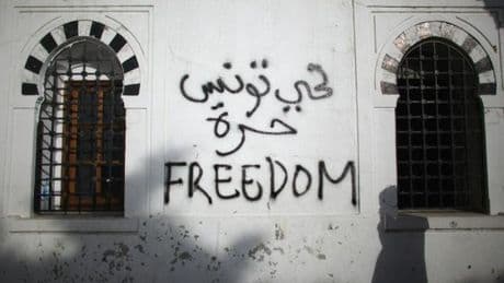 En Tunisie, les graffitis s’effacent devant la répression politique