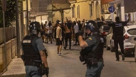 Otra noche de violencia en el polvorín de Torre Pacheco: ultras a la caza de inmigrantes, cargas policiales y varios heridos