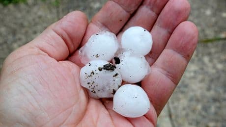 Orages supercellulaires, pluie diluvienne, grêlons… Les images impressionnantes des intempéries en France