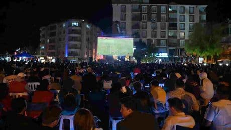 Bozüyük’te milli maç heyecanı dev ekranda izlendi