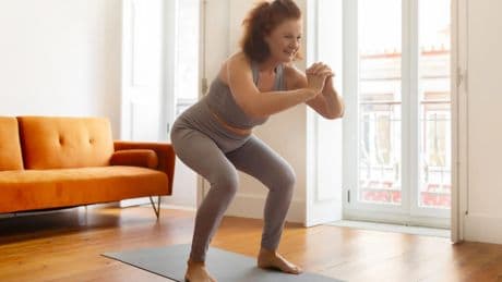 Ni cardio ni fuerza: el ejercicio fácil que más baja la tensión según la ciencia