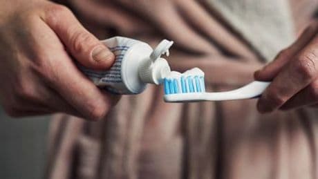 Zahnpasta bei Stiftung Warentest: Günstigste Whitening-Zahnpasta schneidet am besten ab