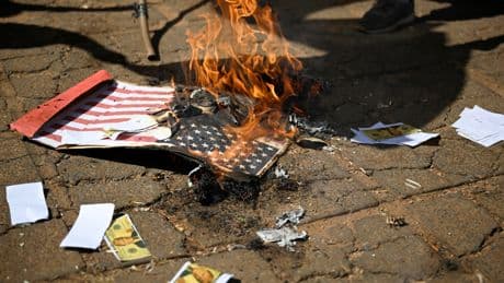 États-Unis : un homme arrêté pour avoir brûlé un drapeau américain en défi au décret de Trump