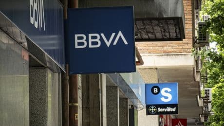 Sabadell y BBVA echan un pulso en seguros de vida-ahorro