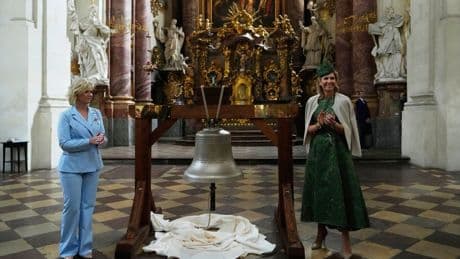 The Dutch queen unveils a bell made from Russian weapons to show solidarity with Ukraine