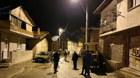 Kütahya'da köylüler artçı depremler nedeniyle geceyi dışarıda geçiriyor