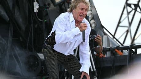 Rod Stewart leaves Glastonbury stage to fix urgent issue during Legends set