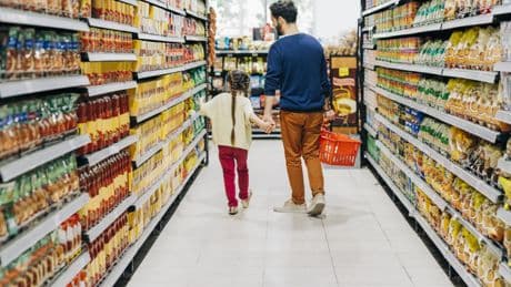 La tarjeta monedero para comprar alimentos se reactivará en junio en Madrid para 5.600 familias