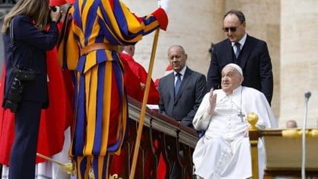 El Papa sorprende apareciendo en la misa del Domingo de Ramos