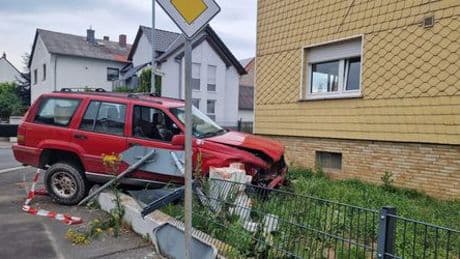 Unfall in Wettenberg: Geländewagen landet nach Zusammenstoß in Vorgarten