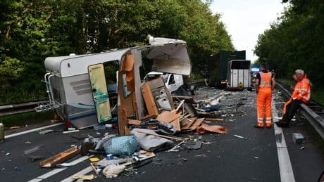 Ravage op N36: paardenvrachtwagen en caravan botsen bij Beerzerveld