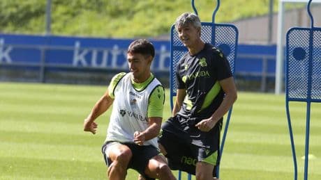 Zubimendi se deshace en elogios hacia Imanol: "Es un padre futbolístico para mí, una pena que se vaya y queremos darle la mejor despedida"