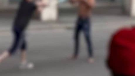 Bologna, straniero armato di forbici aggredisce i passanti: attimi di panico