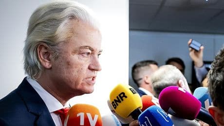 Hier loopt Wilders boos weg na klappen coalitie