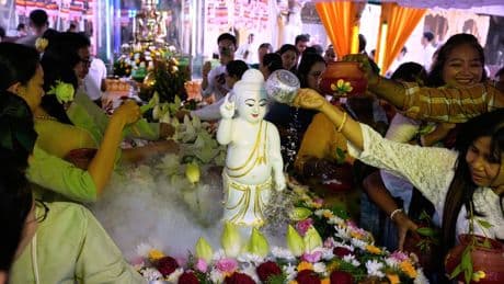 AP PHOTOS: Asia celebrates Buddha's birthday