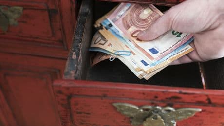 Hohe Geldbeträge zu Hause: Ist das erlaubt oder strafbar?
