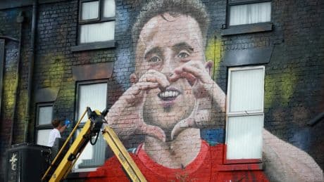 El emotivo mural dedicado a Diogo Jota en los aledaños de Anfield: un legado pintado en las paredes de Liverpool