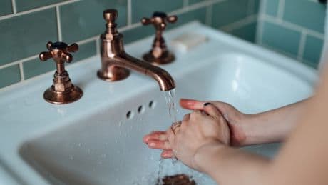 Nie mehr stinkende Finger: Dieser Trick wirkt einfach besser als jede Seife
