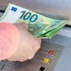 “Louter een stuk plastic”: hoe vaak verhinderen storingen dat we met de kaart betalen? En welk bedrag hou je daarom cash achter de hand?