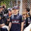 Verstappen keek actie op Piastri thuis terug: 'Moest in de auto al lachen'