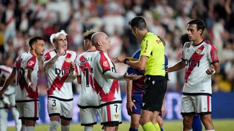 Una desconexión del VAR salvó al Barça y no corrigió el error de Busquets Ferrer en el penalti inexistente a Lamine Yamal