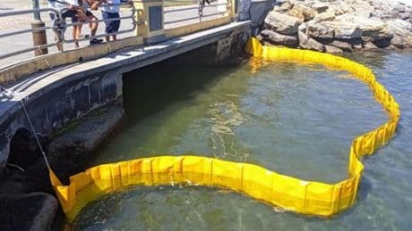 Sversamento a Santa Margherita, barriera alla foce del Rio Magistrato