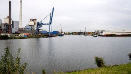 Bremen: Umstürzender Kran versenkt Schlepper im Industriehafen