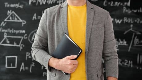 Prof sospeso per aver rimproverato la studentessa "satanista"