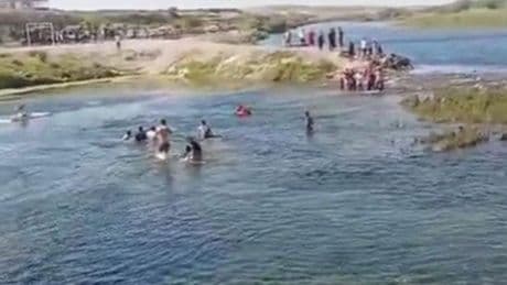 Serinlemek içiin Fırat'a giren 2 kişi boğulmaktan son anda kurtarıldı