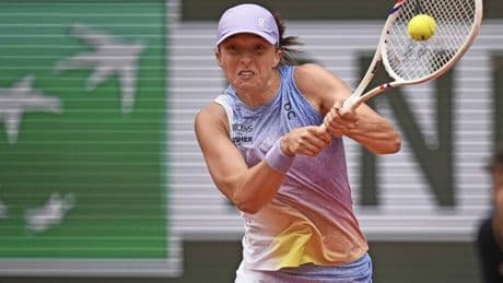 Roland Garros: titelverdedigers Iga Swiatek en Carlos Alcaraz eenvoudig verder