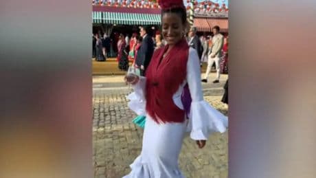 Una joven luce su moreno en la Feria de Sevilla y los comentarios tiran de ingenio: &quot;Bronceamos, pero no juzgamos&quot;