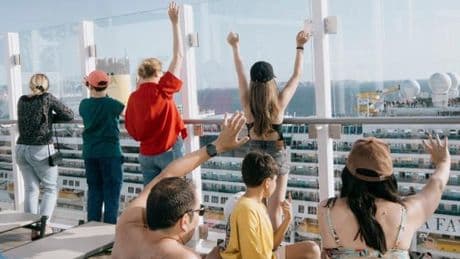 « Tout est pris en charge, on ne réfléchit plus à rien, on se laisse porter » : le succès fou des vacances en croisière