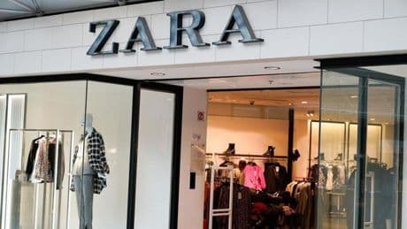 Zara rebaja la chaqueta más especial de esta temporada: a la venta por 19,99 euros tras un 44% de descuento