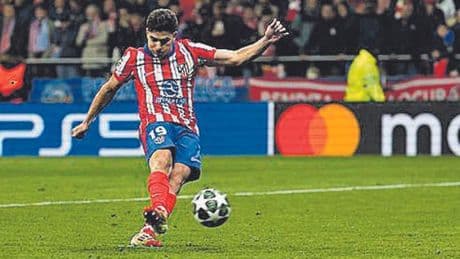 La IFAB aclara la norma del doble toque sobre el penalti de Julián Álvarez ante el Real Madrid