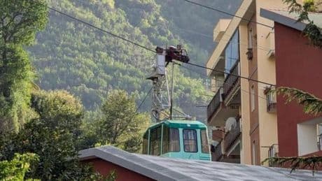 Suben a cuatro los muertos al caer un teleférico en Italia