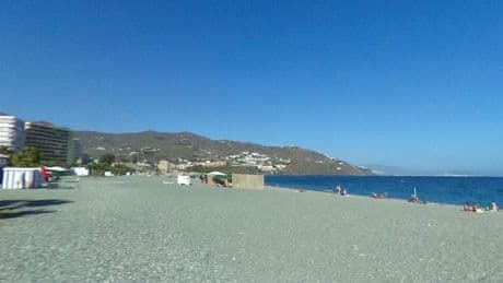 Hallan el cuerpo sin vida de una mujer en una playa de Almuñécar