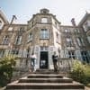 Venus dans un village pour réparer leur voiture, ils trouvent le château de leur rêve et l’achètent