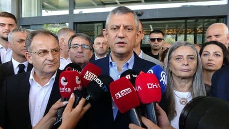 Özgür Özel'den Trabzon'da... AKP'li Adil Karaismailoğlu'nun sözlerine sert yanıt verdi