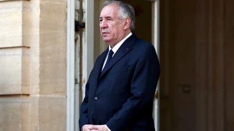 Canicule: François Bayrou reporte un déplacement pour suivre la situation et appelle les Français à "la vigilance"