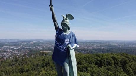 DFB-Pokalfinale: Hermannsdenkmal trägt nun XXL-Arminia-Trikot: "Das geht in die Geschichte ein"