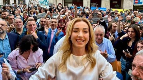 Silvia Salis è il nuovo sindaco di Genova: «Dedico la vittoria a mio padre». Le Olimpiadi e il marito regista, chi è