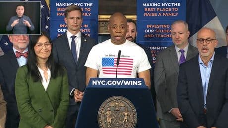 Le maire de New York confond l'italien et l'espagnol pour rendre hommage aux victimes du drame à Saint-Domingue