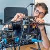 In Delft proberen twee jonge twintigers wat nog niemand écht is gelukt: drones doen ‘zwermen’