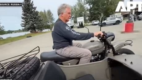 Putin regala una moto a un ciudadano de Alaska porque las sanciones a Rusia complicaban los recambios de la vieja
