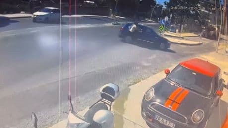 Beylikdüzü'nde scooterın otomobile çarptığı anlar kamerada